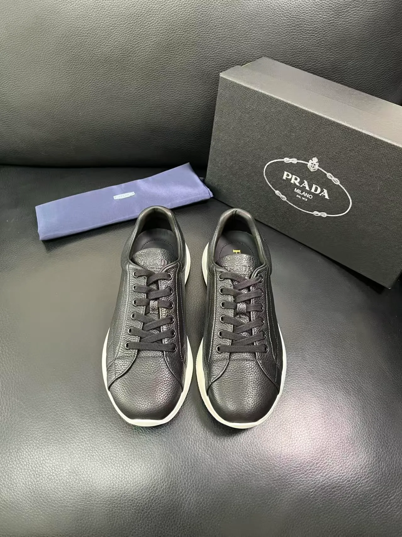 P440 38-45 Prada Prada’s new men’s leather sneakers, the highest version on the market, any comparison is welcome🆚! The original leather has excellent texture and is super high-end! Fetal sheep net lining imported from Italy, removable pad! Luxurious materials and fine workmanship, highly recommended! No. 058